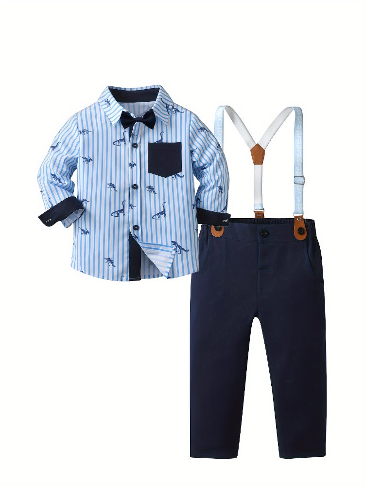Traje de niño, traje de pantalón azul, camisa celeste dibujos de dinosaurios con detalles en azul en la mangas y bolsillo, di tirantes y corbatín negro