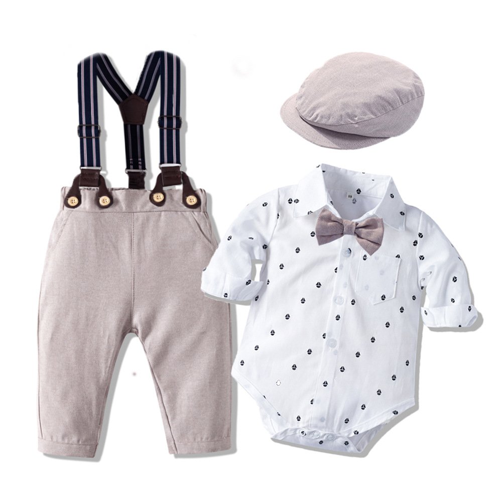 Traje de niño, traje de pantalón y boina crema, mameluco blanco con figuras de barquitos, tirante negro y corbatín crema