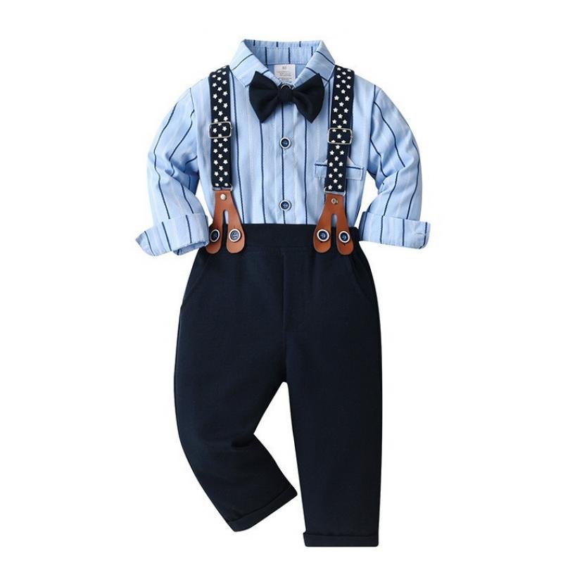 Traje de niño, traje de pantalón negro, camisa celeste con raya azul manga larga, tirantes negro con estrellas, corbatín azul