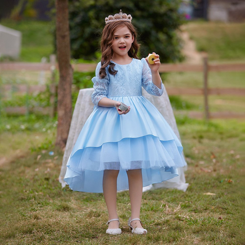 Vestido de niña, vestido celeste con una capa de estilo de cola, manga larga y de blonda