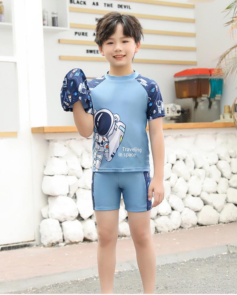Traje de baño de niño, celeste con mangas cortas azul, y figuras de astronauta
