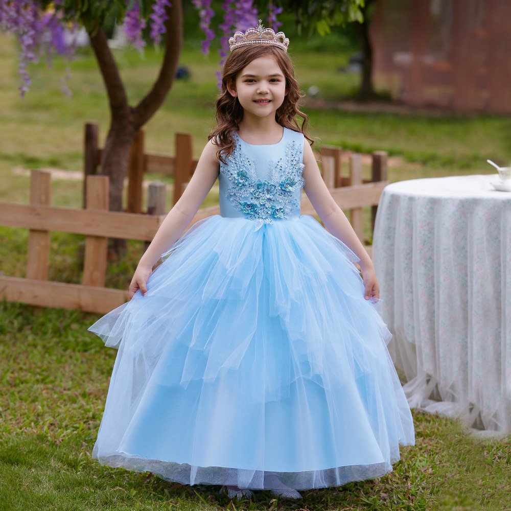 Vestido de niña, vestido celeste con varias capas, sin manga y adornos de flores y lentejuelas en la parte de arriba