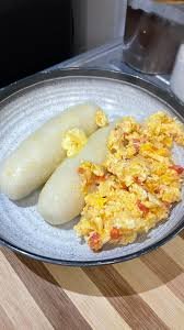 huevos revueltos y bollo