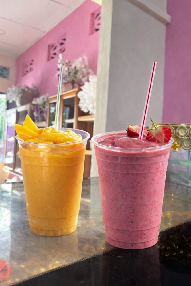 ESMOTHIES DE FRUTOS ROJOS , CHOCOLATE Y FRESA BANANA