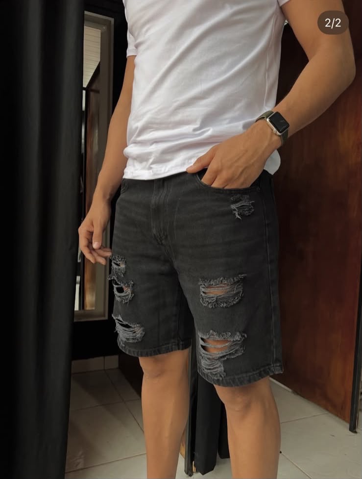 Bermudas negro cero grado con rotura