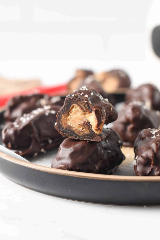 Dátiles con nuez, pasta de maní y chocolate