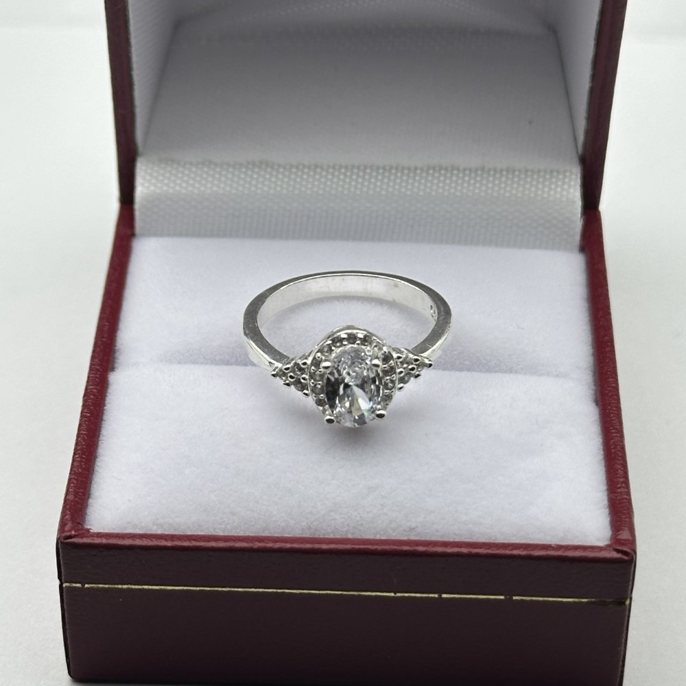 ANILLO EN PLATA 925 ZIRCON OVALADO AL MEDIO 3 CIRCONES AL LOS LADOS