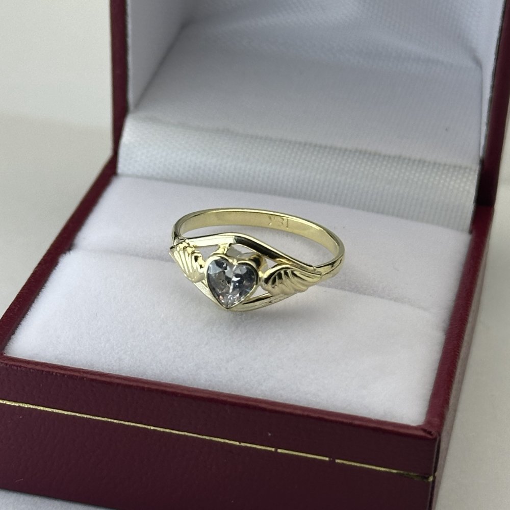 ANILLO PIEDRA BLANCA CORAZON A LOS LADOS ALAS