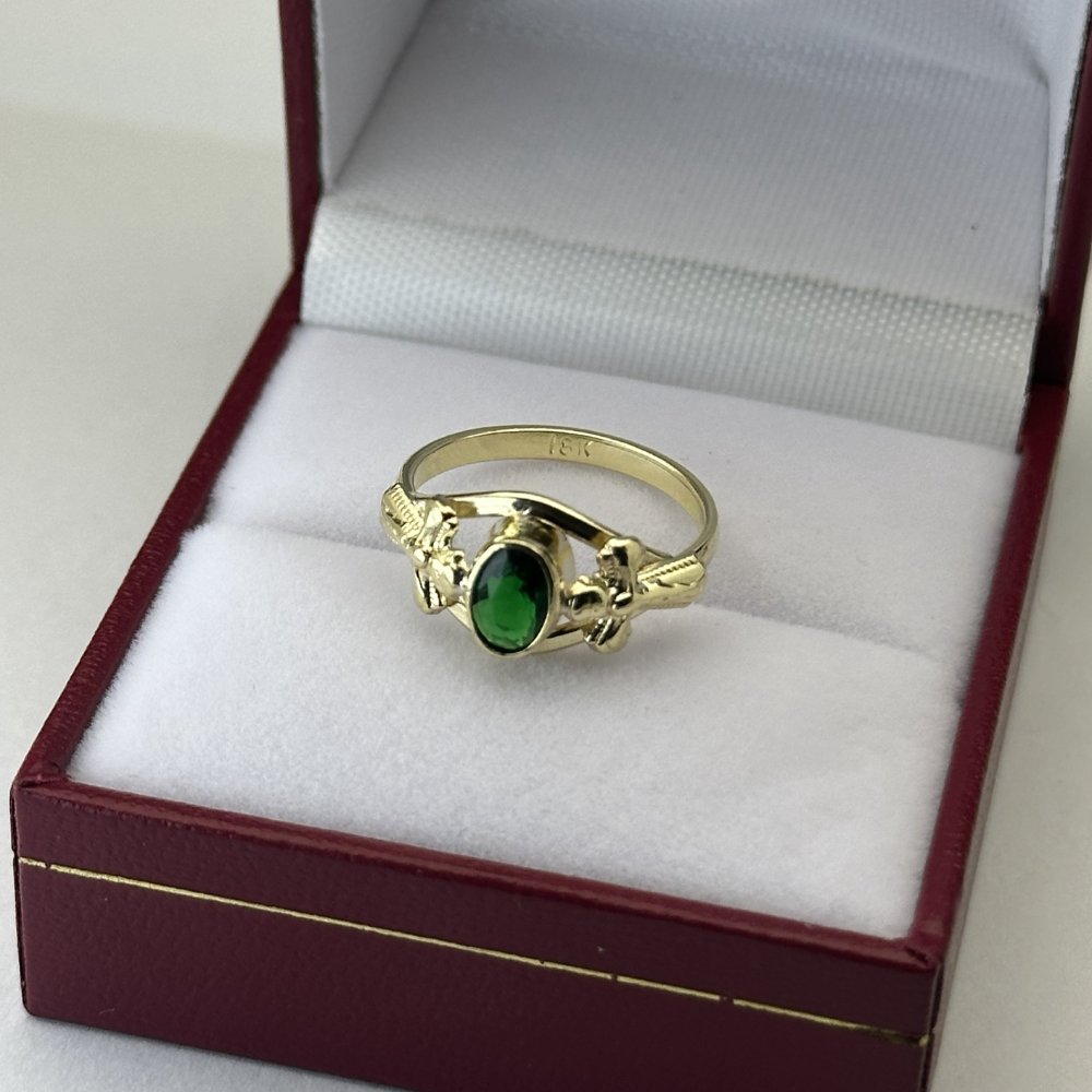 ANILLO DE PIEDRA VERDE OVALADA DE PUNTAS REDONDAS A LOS LADOS CRUZ