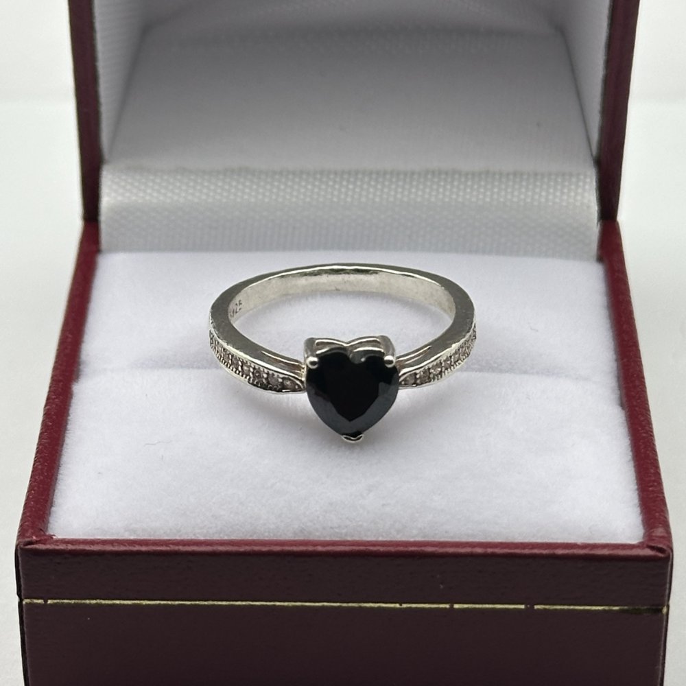 ANILLO PLATA LEY 925 8 PIEDRAS BLANCAS A LOS LADOS Y PIEDRA FROMA DE CORAZON COLOR NEGRO EN EL MEDIO