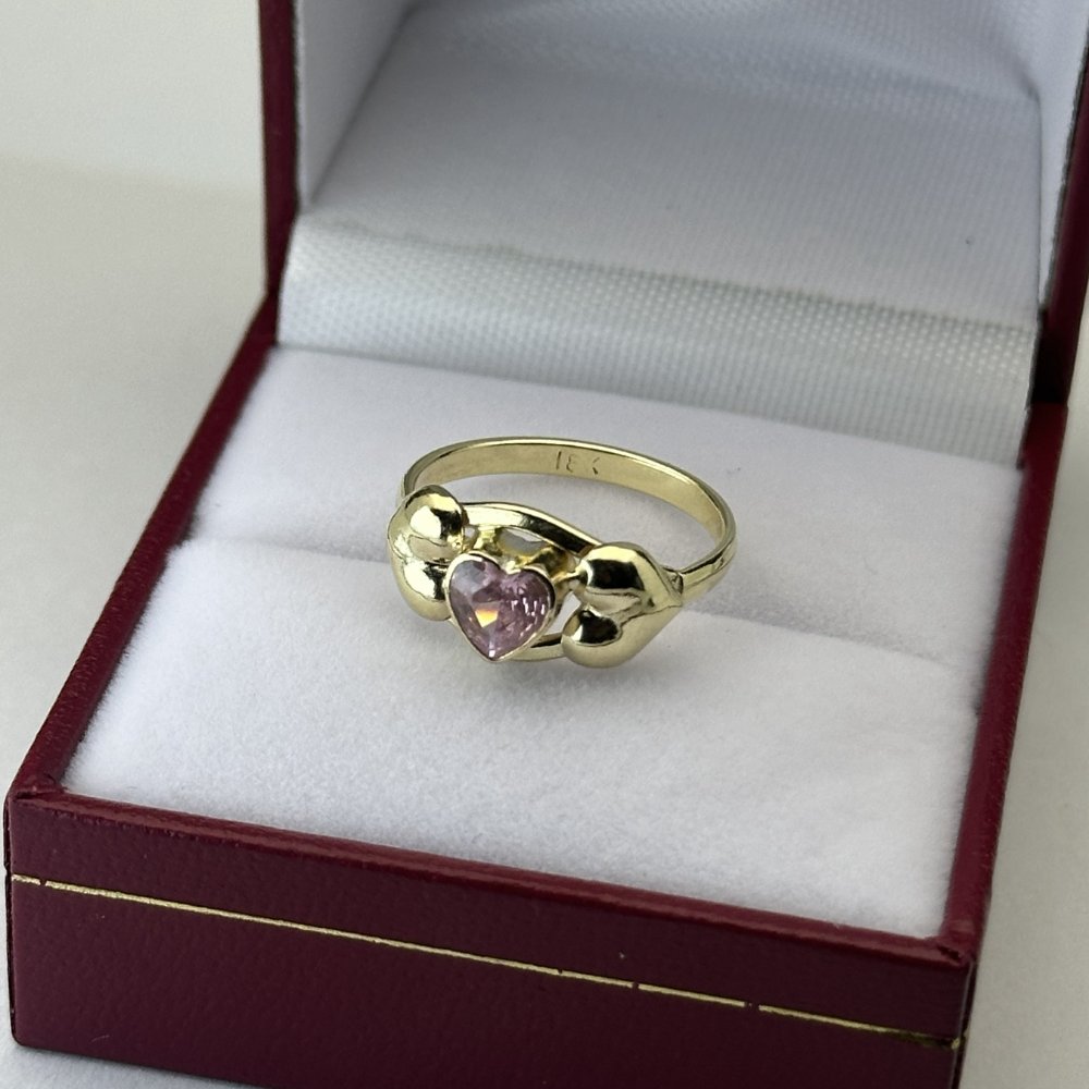 ANILLO DE PIDERA ROSADO CORAZON A LOS LADOS CORAZONES