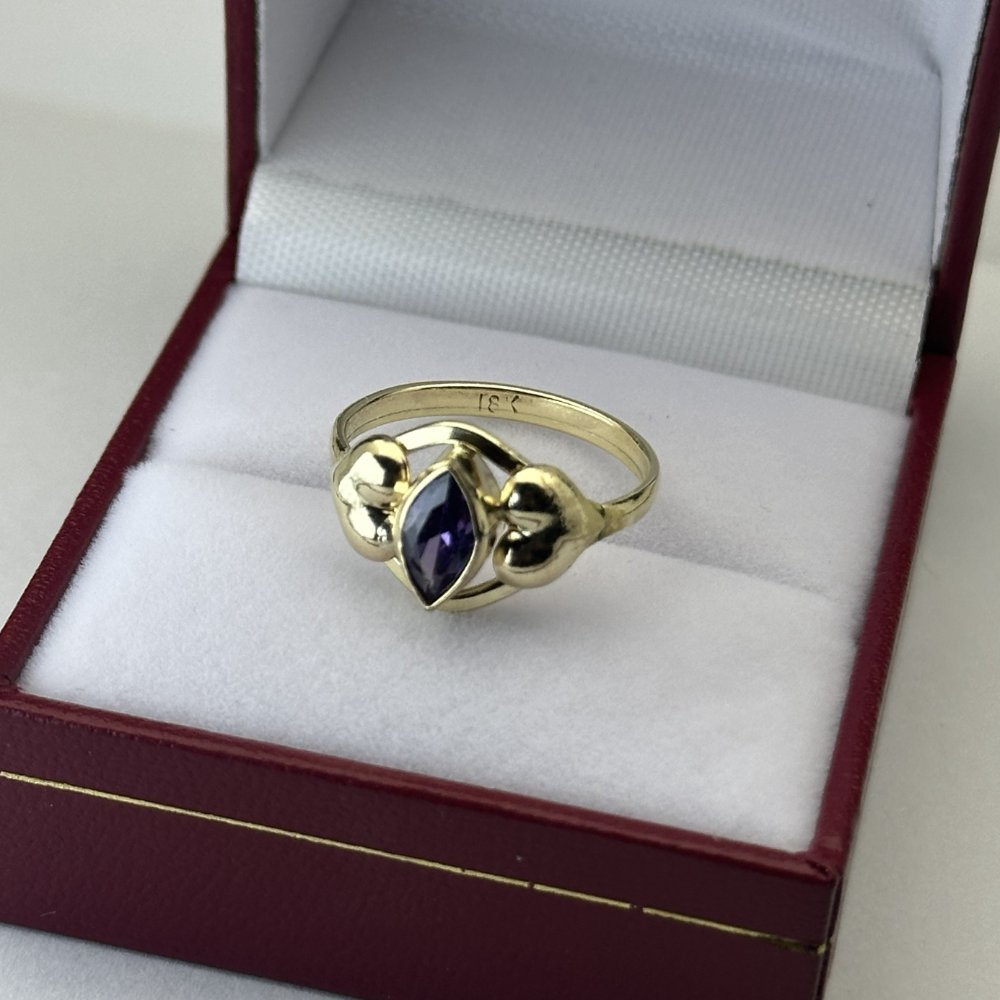 ANILLO PIEDRA OVALADO CON PUNTAS MORADA A LOS LADOS CORAZONES