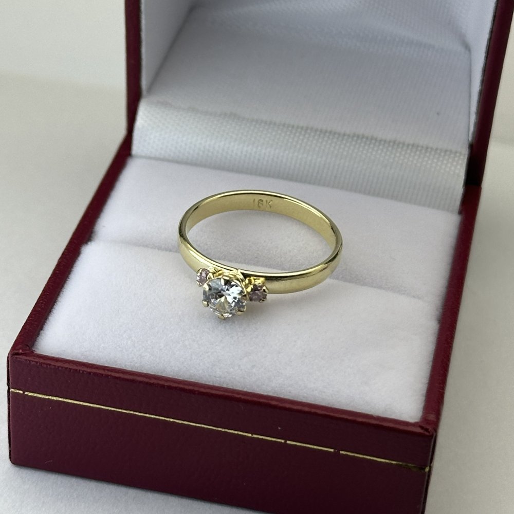 ANILLO SOLITARIO CON CRICON EN EL MEDIO Y UN CIRCON MINI  A LOS LADOS
