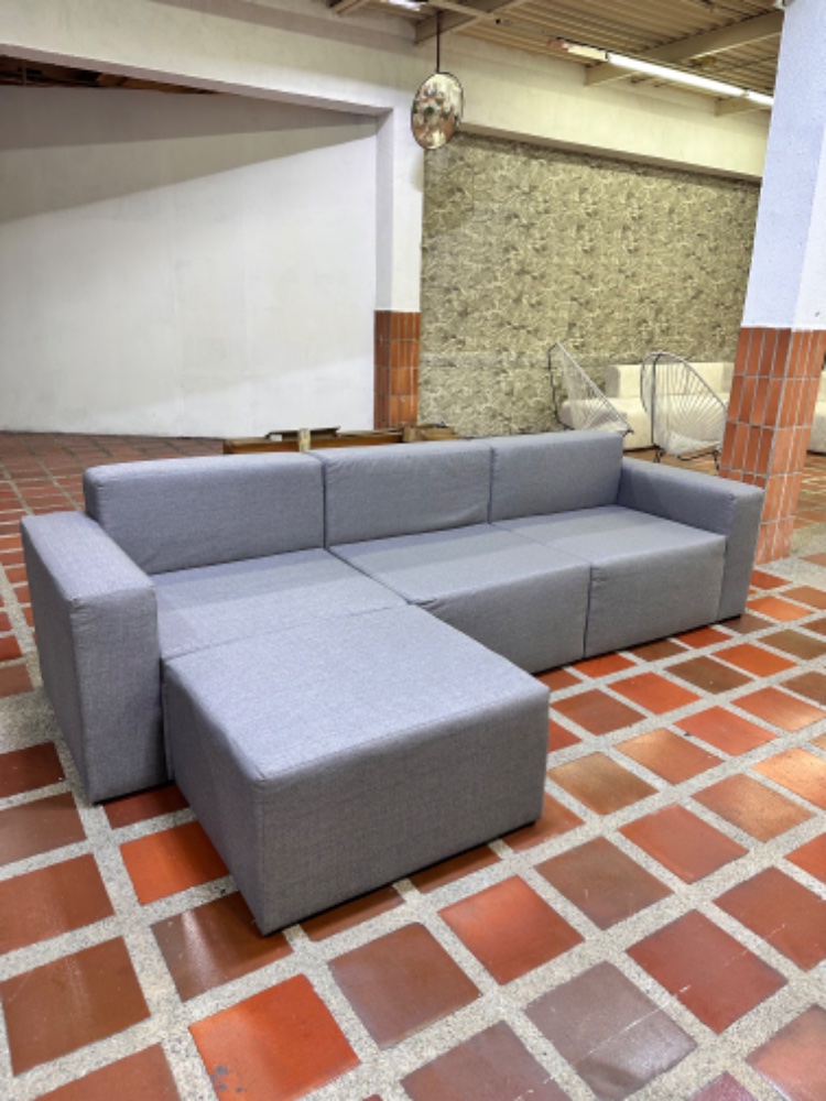 Mueble Minimalista con puff