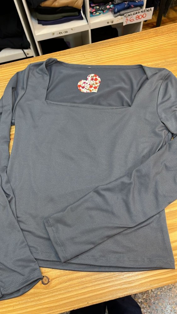REMERA CUELLO CUADRADO