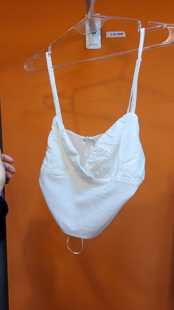 top blanco con cierre