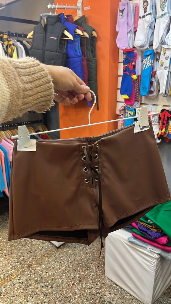 SHORT MARRON TIRO BAJO ECO CUERO