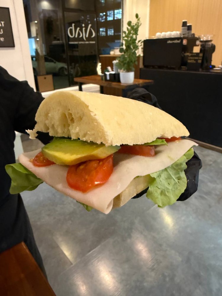 Ciabatta lechuga jamon palta tomate
