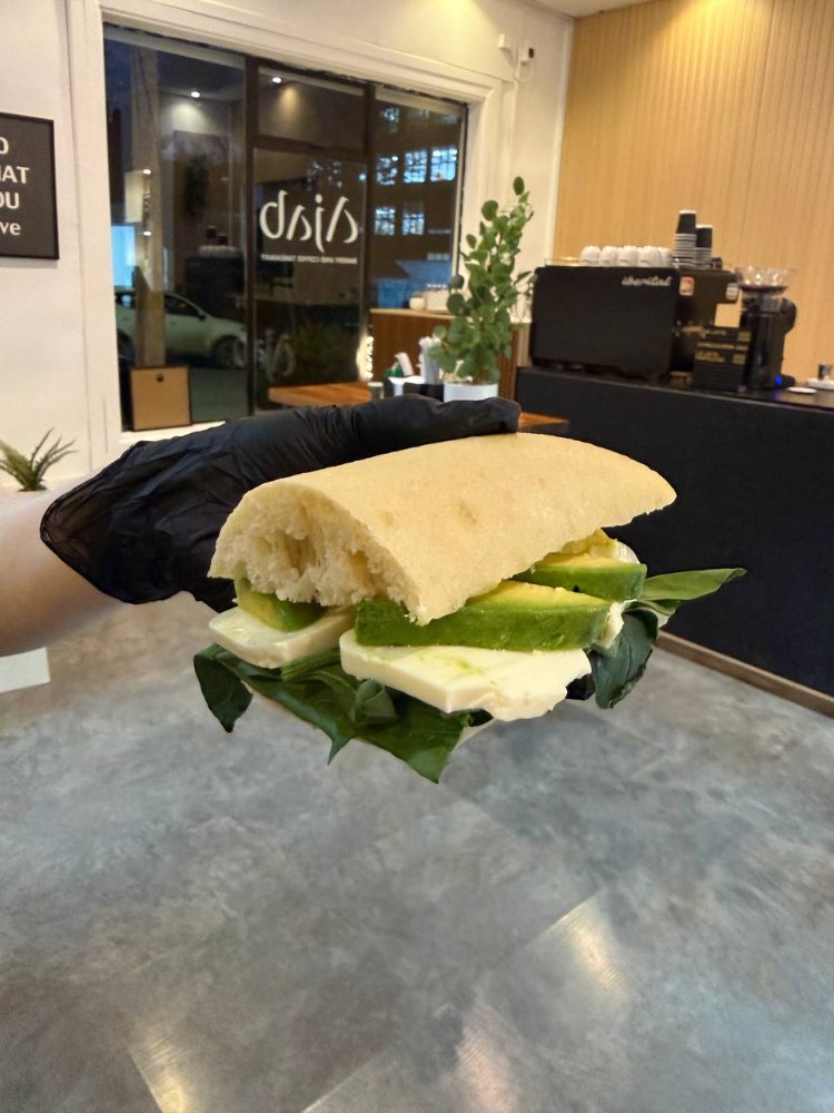 Ciabatta palta espinaca quesillo