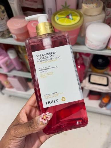TRULY STRAWBERRY BLOSSOMS RENEWING BODY WASH