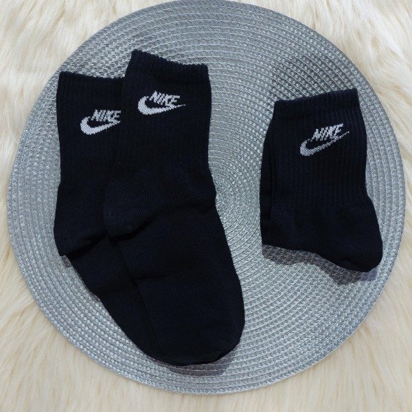Tenis Nike negra letra y logo