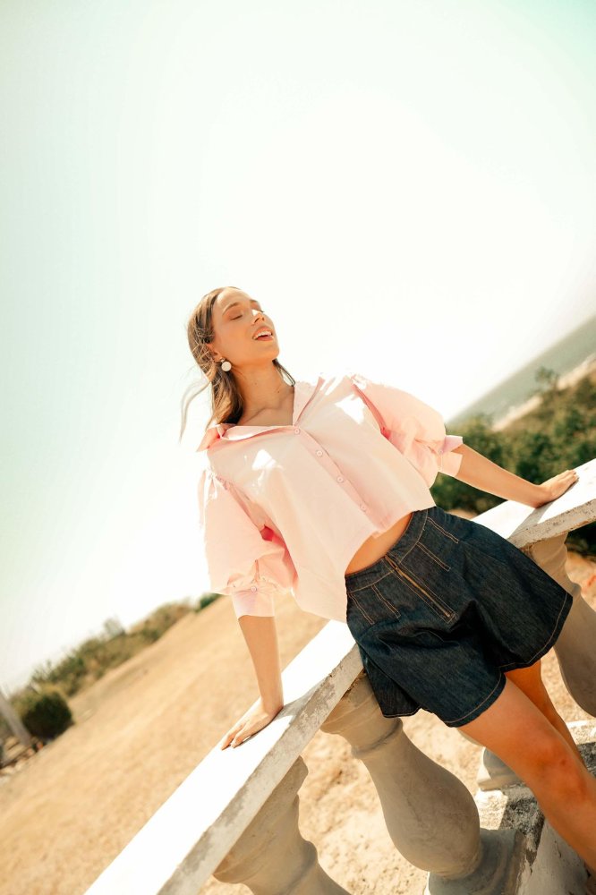 T8895 L - CAMISA DE ALGODÓN CON MANGAS ABULLONADAS
