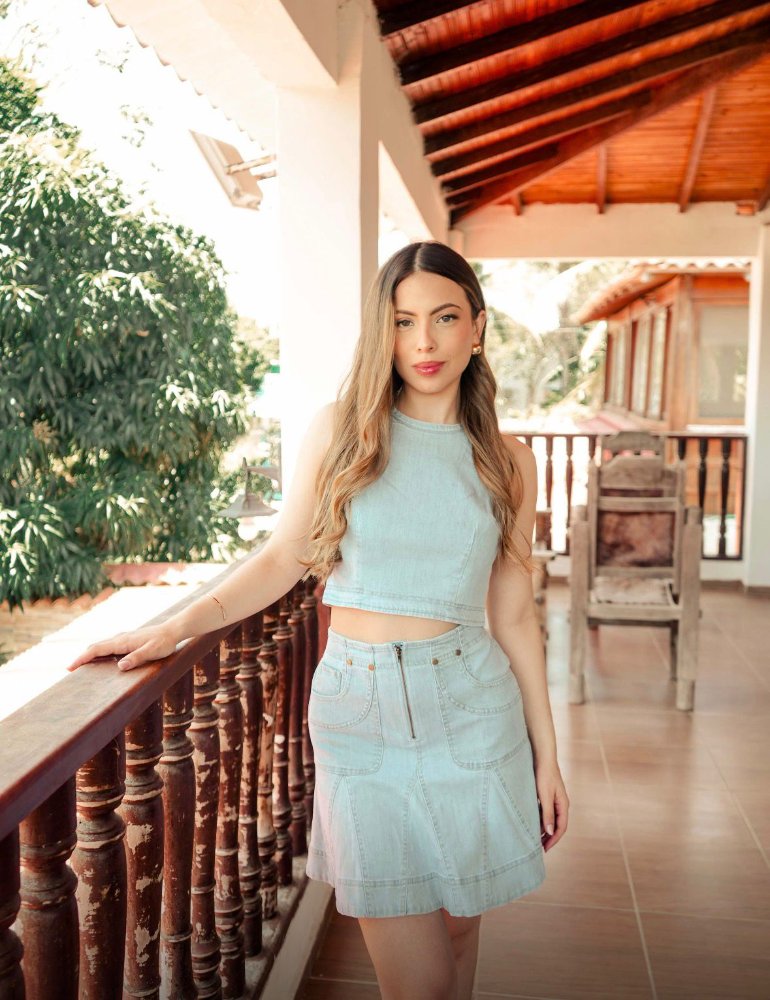 HQSET0188 M CONJUNTO EN DENIM FALDA CORTA Y TOP CUELLO HALTER LAZO EN  LA ESPALDA