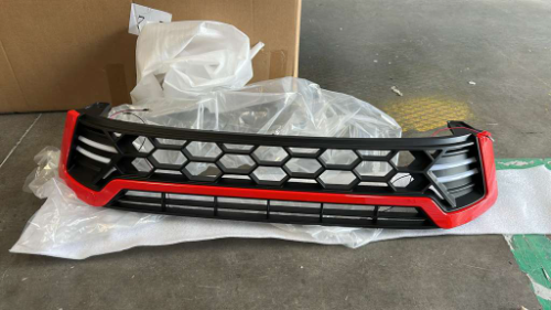 PERSIANA HILUX REVO detalle rojo y led