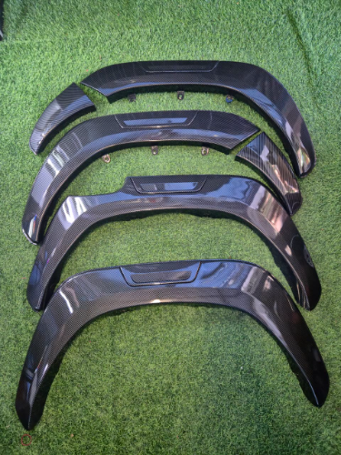 Sobre lodera FENDER Fibra carbon HIlux 2016-2026