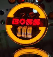 SILVIN 5.5 UNIVERSAL PARA MOTO BOSS DECORATIVO BLANCO Y AMARILLO LUZ BAJA Y ALTA CARCASA