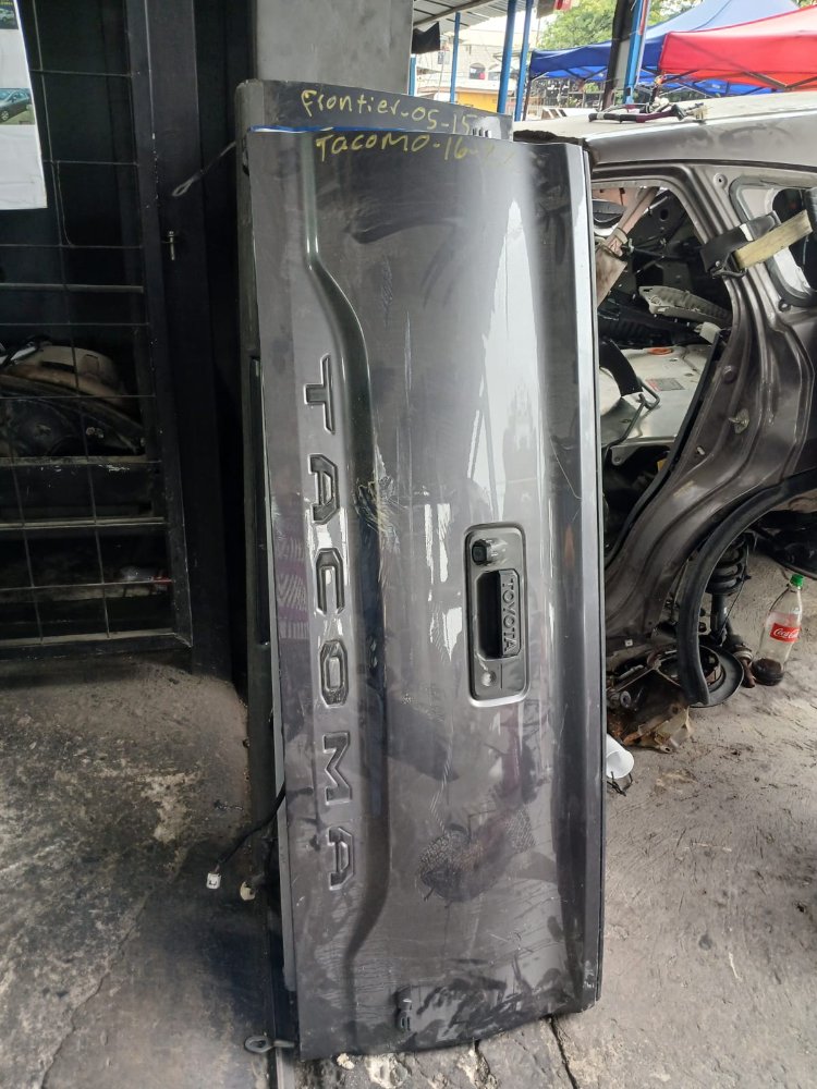 Compuerta Tacoma 16-23 con camara negra V6