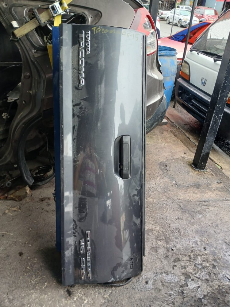 Compuerta Tacoma 05-15 gris raton con camara Prerunner V6 SRS TRD.