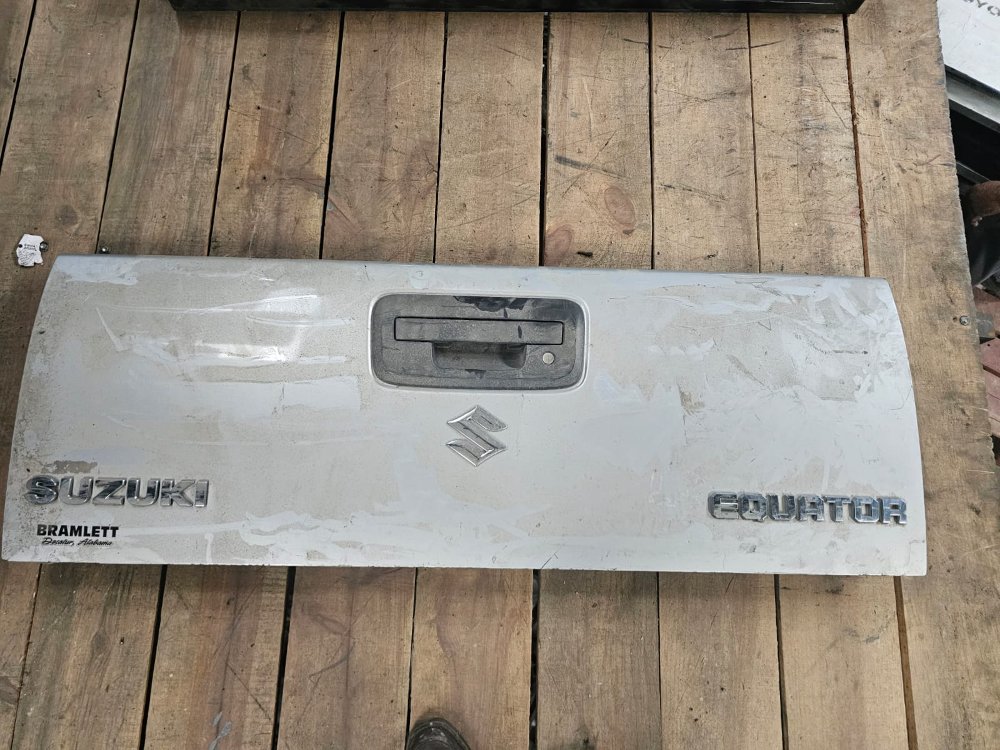 Compuerta Frontier (Suzuki Equator) 05-19 Plateada se le puso carro junior