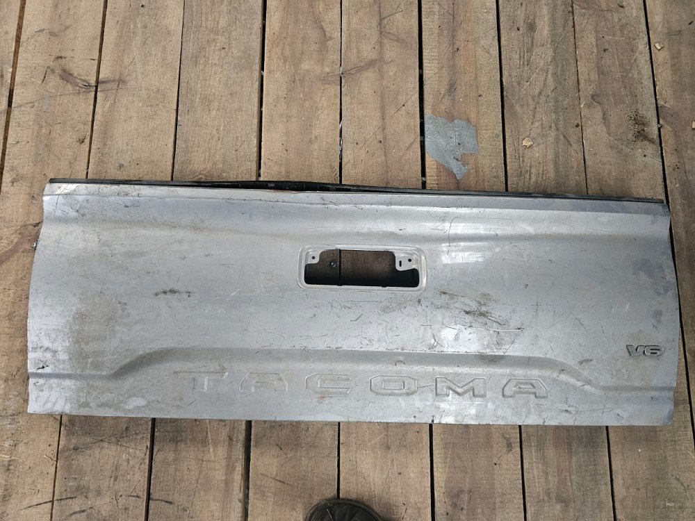 Compuerta Tacoma 16-23 Lata V6 Plaetada