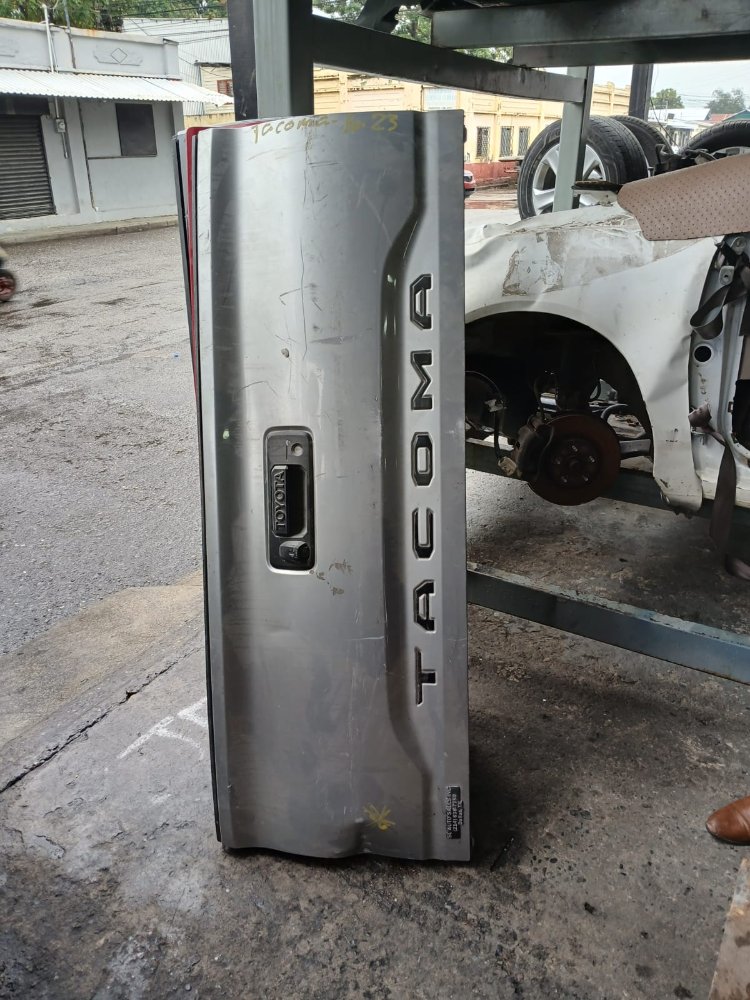 Compueta Tacoma 16-23 con camara plateada con detalle golpe lps 14mil por golpe