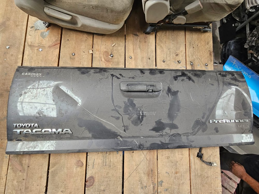Compuerta Tacoma 05-15 con camara Prerunner  gris raton detalle