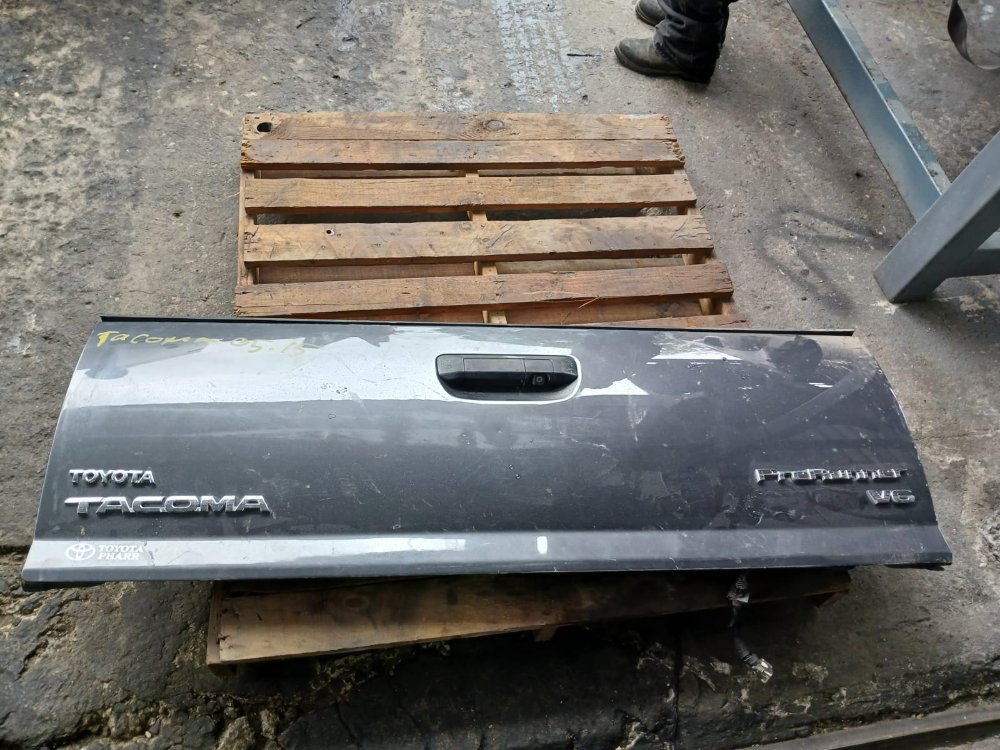 Compuerta Tacoma 05-15 con camara gris