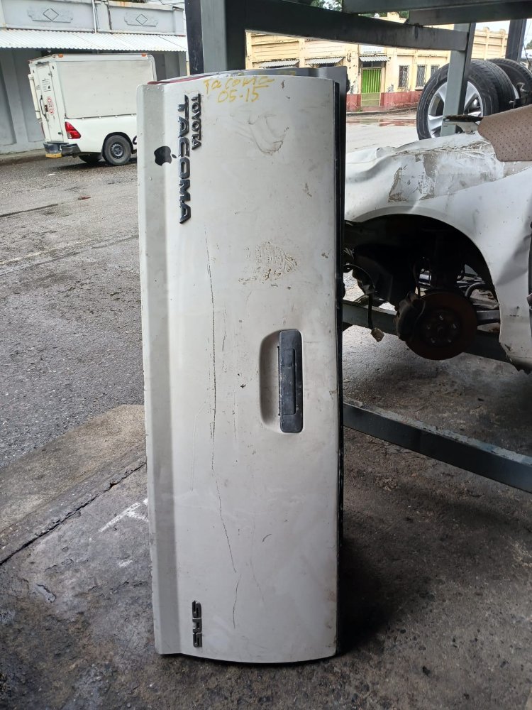 Compuerta Tacoma 05-15 Blanca SRS
