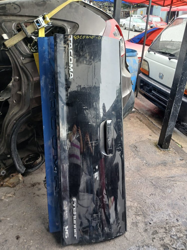 Compuerta Tacoma 05-15 negra Prerunner V6