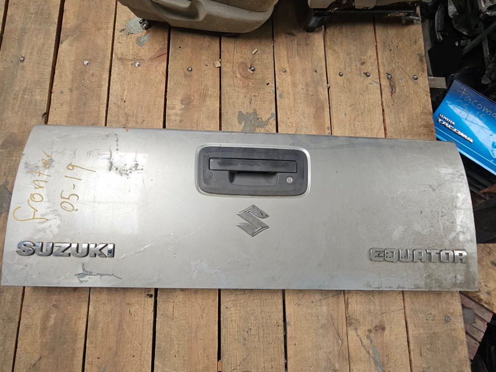 Compuerta Frontier 05-19 plateada Suzuki Equator