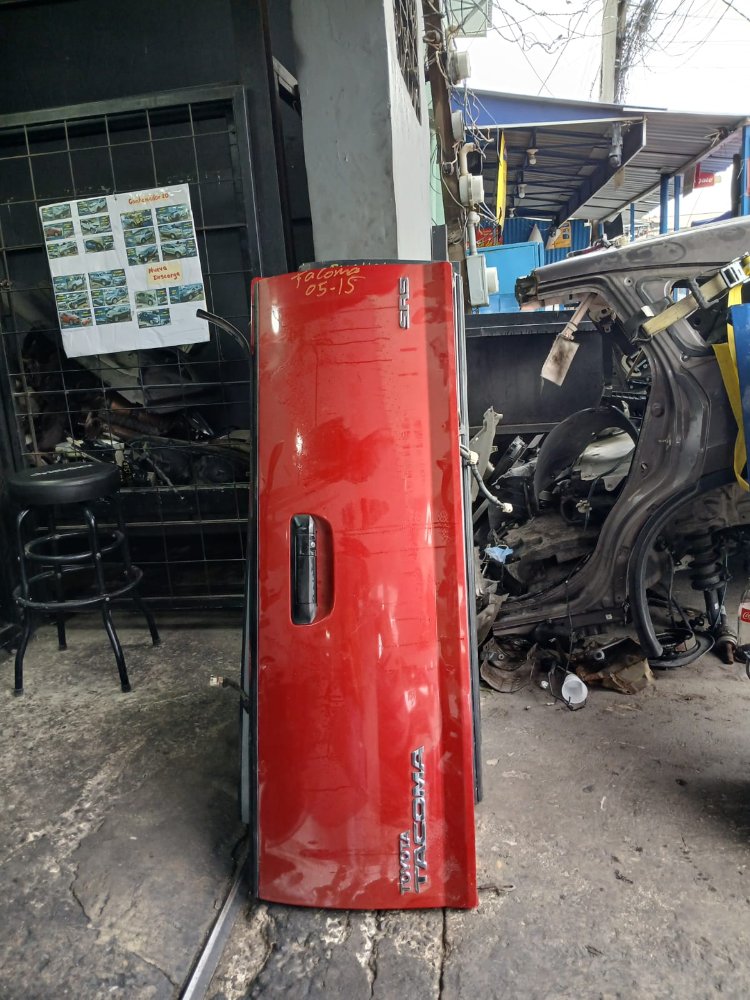 Compuerta Tacoma 05-15 roja con camara SRS