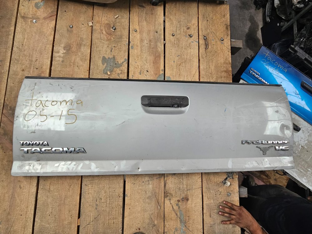 Compuerta Tacoma 05-15 con camara plateada Prerunner V6