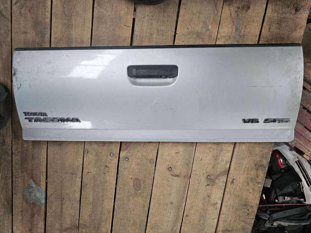 Compuerta Tacoma 05-15 con camara V6 SRS Plateada
