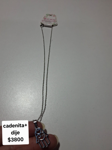 cadenita con dijes