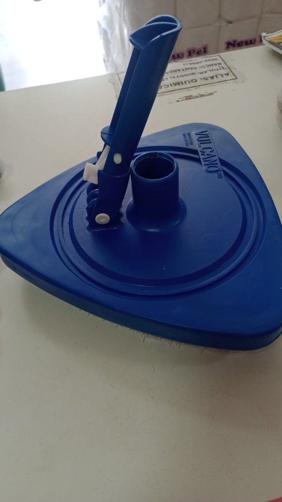 Limpiafondo triangular