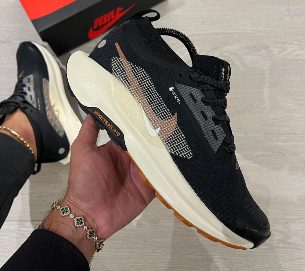NIKE TRAIL 2 NEGRO SUELA BEIGS